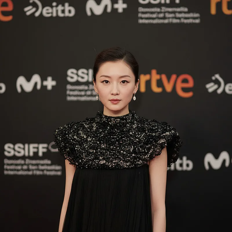 镜头角度 · 中长焦 (85mm)