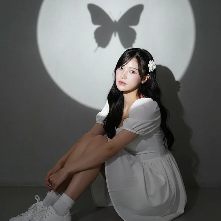 女生写真 · 蝴蝶阴影下优雅-女生写真