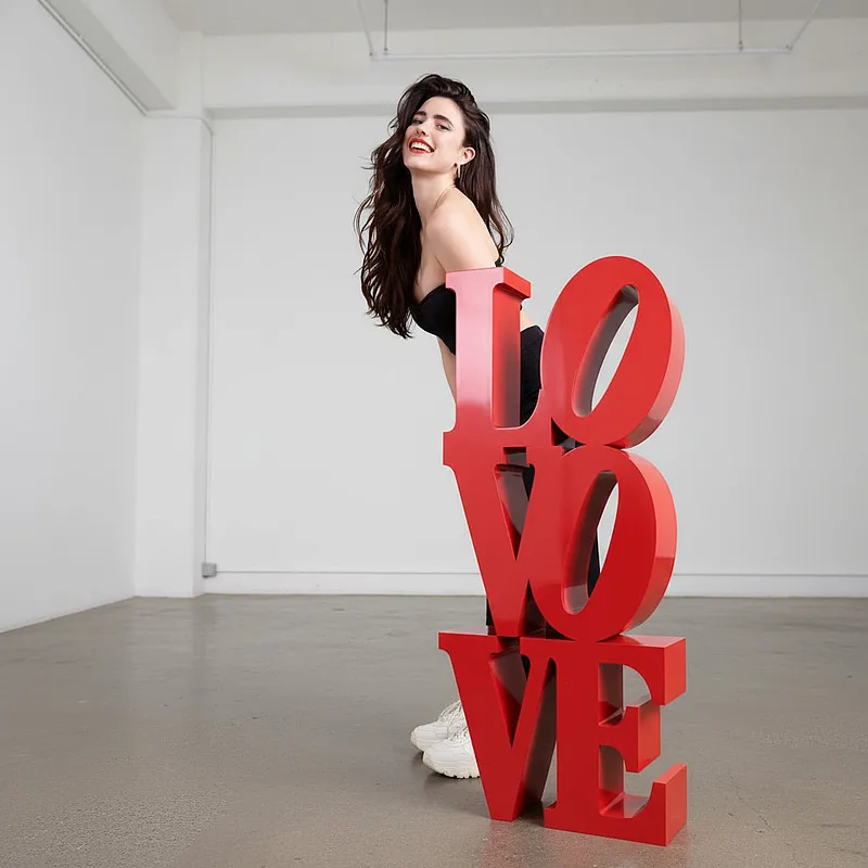 通用写真 · 雕塑旁合影，简约